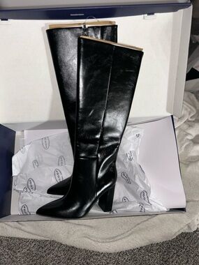 Classic Black Knee-High Heeled Boots - Sleek Leather Look